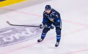 Kolme Leijona-pelaajaa jättää SHL-seuransa Kolme Leijona-pelaajaa jättää SHL-seuransa