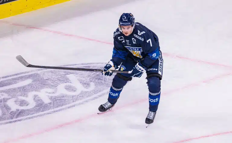 Leijona-pakki vaihtaa uuteen seuraan