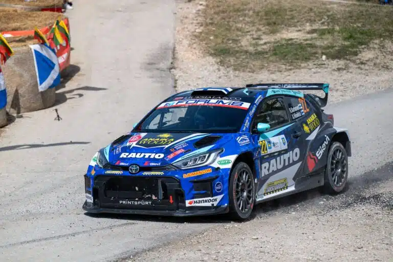 Suomalaiskuljettaja kirjoittaa upeaa tarinaa MM-rallissa – tämä nostaa suorituksen arvoa