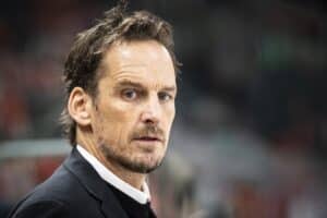 Jääkiekkovalmentaja sai kenkää juuri ennen MM-kotikisoja – taustalla koronaan liittyvä erikoinen syy Jääkiekkovalmentaja sai kenkää juuri ennen MM-kotikisoja – taustalla koronaan liittyvä erikoinen syy