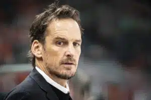 Jääkiekkovalmentaja sai kenkää juuri ennen MM-kotikisoja – taustalla koronaan liittyvä erikoinen syy