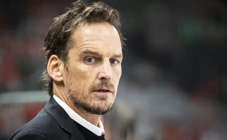 Jääkiekkovalmentaja sai kenkää juuri ennen MM-kotikisoja - taustalla koronaan liittyvä erikoinen syy Jääkiekkovalmentaja sai kenkää juuri ennen MM-kotikisoja – taustalla koronaan liittyvä erikoinen syy