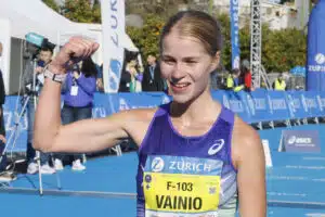 Alisa Vainio juoksi uuden Suomen ennätyksen Alisa Vainio juoksi uuden Suomen ennätyksen