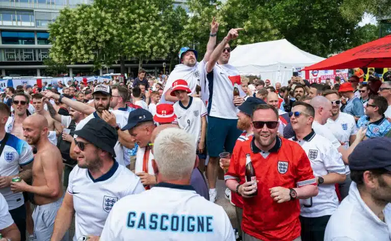 Englantilaiset jalkapallofanit raivostuivat - maksavat nelinkertaisen summan tästä yksinkertaisesta huvista Englantilaiset jalkapallofanit raivostuivat – maksavat nelinkertaisen summan tästä yksinkertaisesta huvista