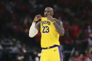 NBA:ssa silmittömät turpakäräjät – LeBron James jäätyi täysin