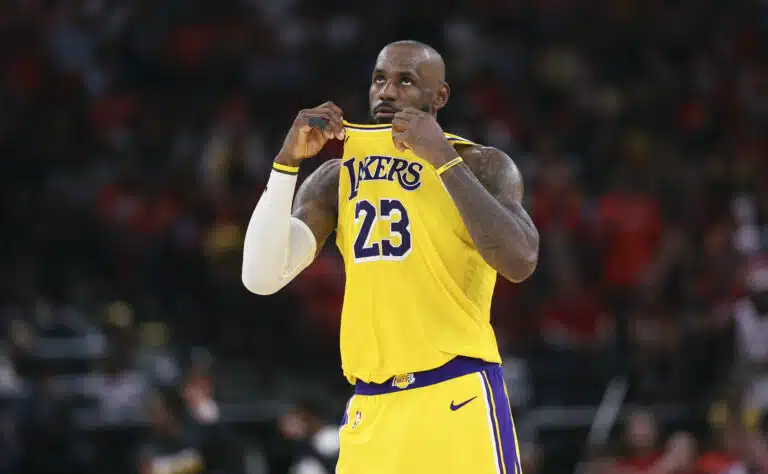 NBA:ssa silmittömät turpakäräjät – LeBron James jäätyi täysin