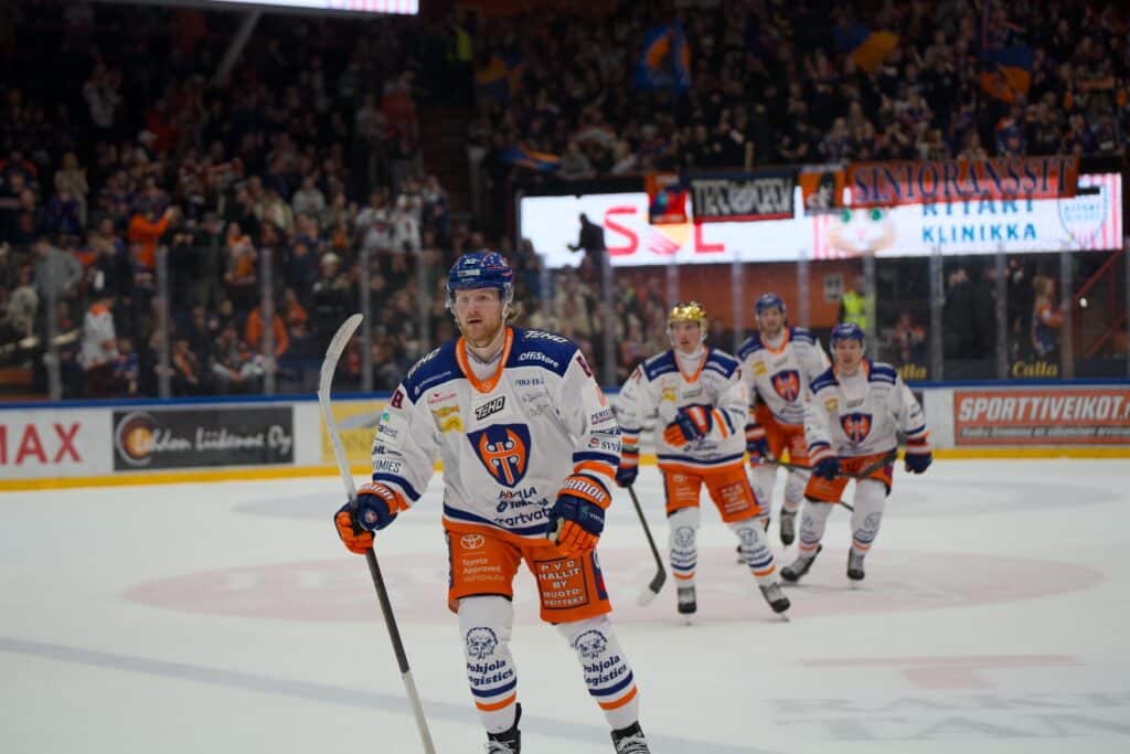 Tapparan tanskalaishyökkääjä Joachim Blichfeld juhlii maalia HPK:ta vastaan