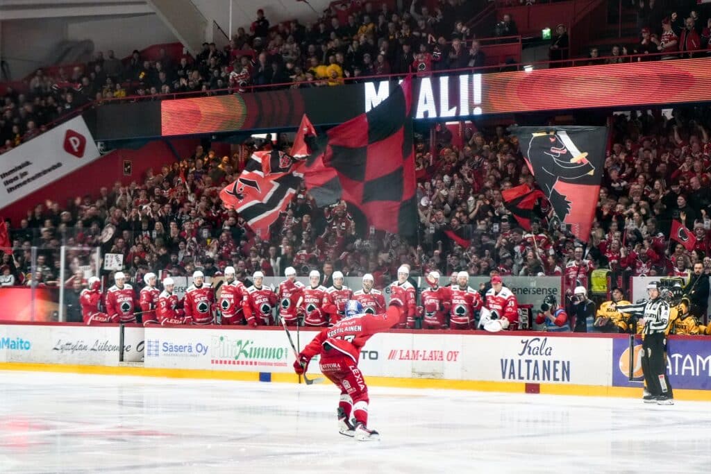 Sakari Kostilainen tuulettaa 2-2-tasoitusmaalia Ässät Saipa