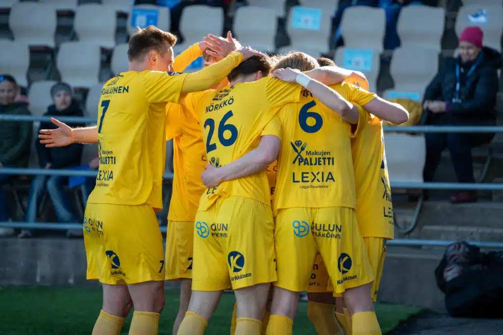 TV-kamerat tunkeutuivat Veikkausliiga-seuran arkeen – näin ison maailman meininki näkyy