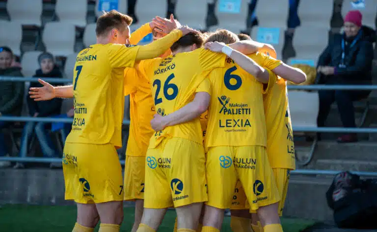TV-kamerat tunkeutuivat Veikkausliiga-seuran arkeen - näin ison maailman meininki näkyy TV-kamerat tunkeutuivat Veikkausliiga-seuran arkeen – näin ison maailman meininki näkyy