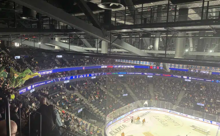 Yle: Alaikäisiä jääkiekkokannattajia epäillään rikoksista