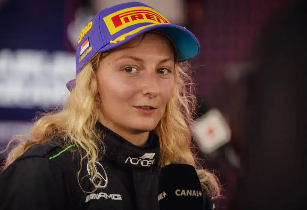 Historiallinen F1-testi – naiskuski ensimmäistä kertaa Mercedeksen F1-auton ratissa