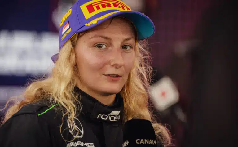 Historiallinen F1-testi – naiskuski ensimmäistä kertaa Mercedeksen F1-auton ratissa