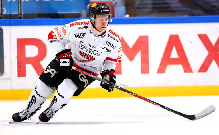 JYP tiedotti neljästä lähtijästä