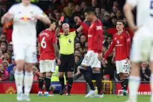 Punainen kortti kuumensi ManU-manageri – ”Yksi huonoimmista päätöksistä ikinä”