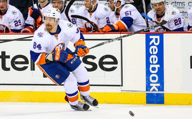 Entinen NHL-pelaaja hakkasi junioriottelussa toisen joukkueen päävalmentajan