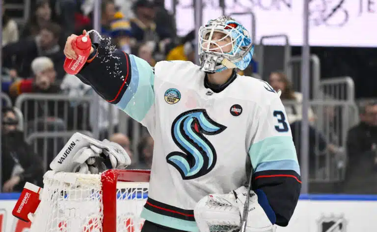 Suomalainen maalivahtilupaus kutsuttiin NHL-seuraan - heti kokoonpanossa Suomalainen maalivahtilupaus kutsuttiin NHL-seuraan – heti kokoonpanossa