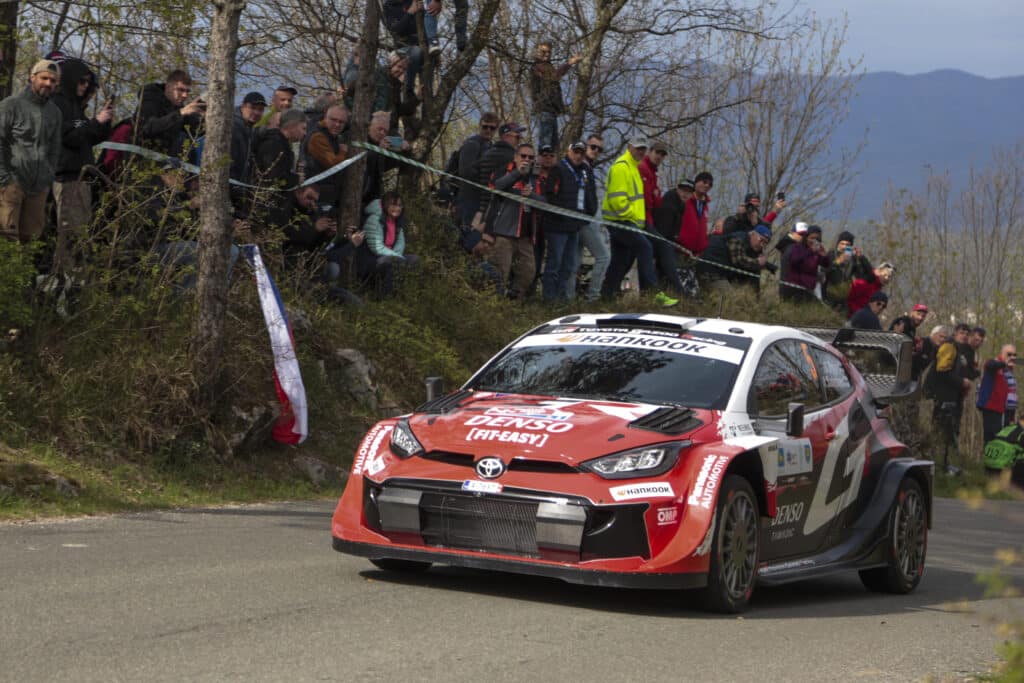 EK7: Thierry Neuville lähestyy Sami Pajaria EK7: Thierry Neuville lähestyy Sami Pajaria