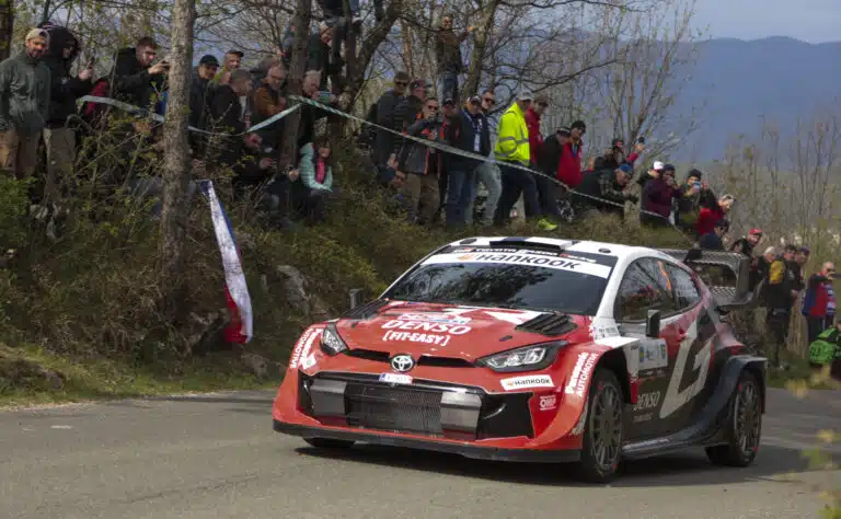 EK7: Thierry Neuville lähestyy Sami Pajaria EK7: Thierry Neuville lähestyy Sami Pajaria