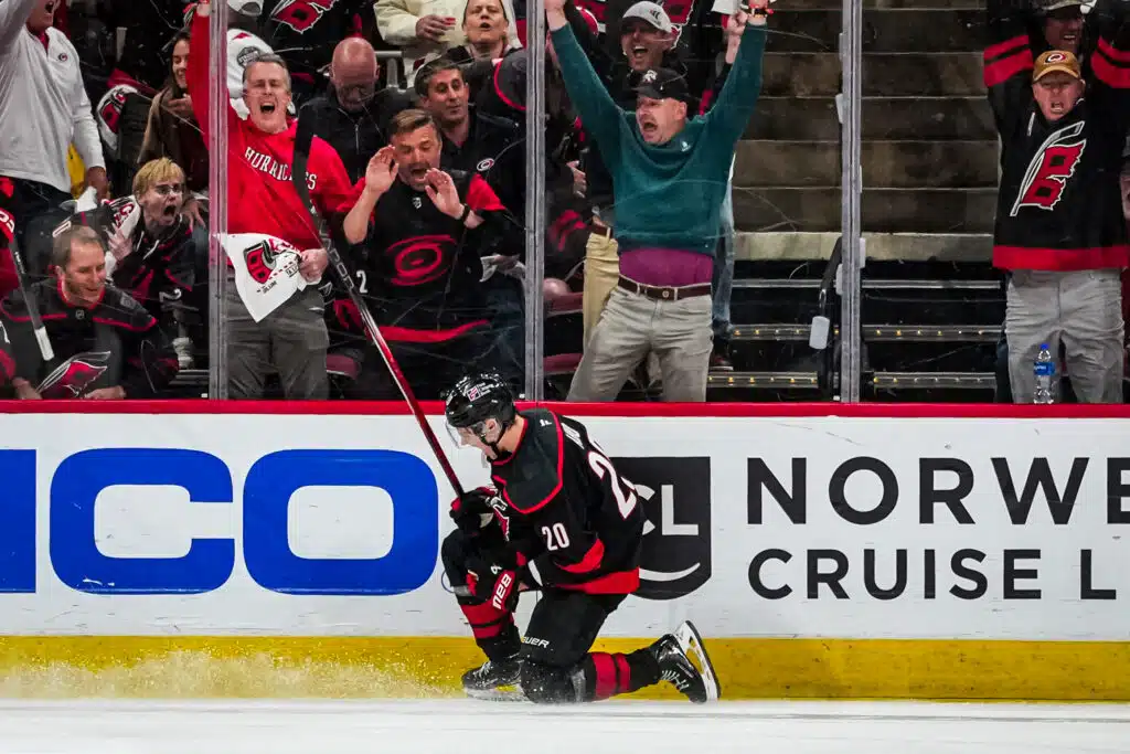 Joukkuekaveri äimisteli suomalaista NHL-tähteä – ”Hän lukee peliä niin hyvin”