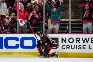 Joukkuekaveri äimisteli suomalaista NHL-tähteä – ”Hän lukee peliä niin hyvin”