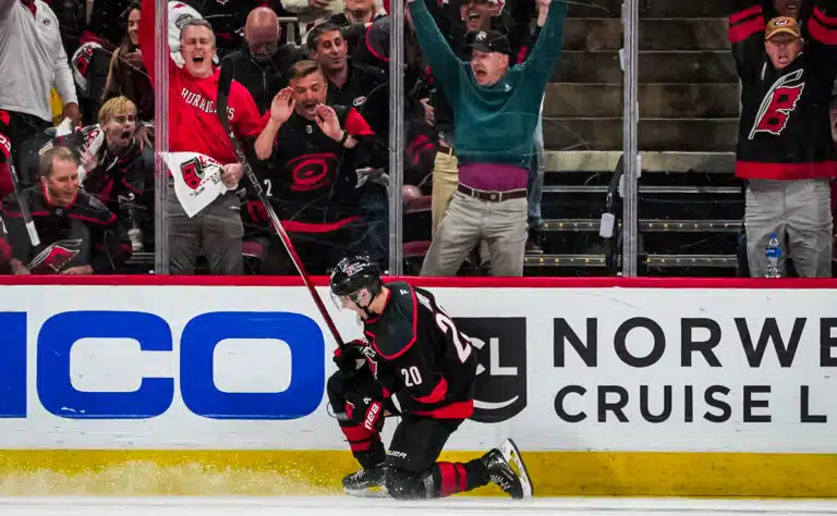 Joukkuekaveri äimisteli suomalaista NHL-tähteä – ”Hän lukee peliä niin hyvin”