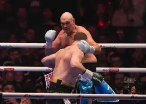 Entinen raskaansarjan maailmanmestari Tyson Fury palasi kehään – yksipuolinen näytös