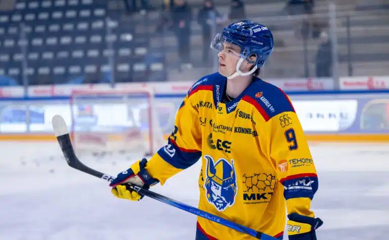 SM-liigaseura pisti pelaajansa pihalle