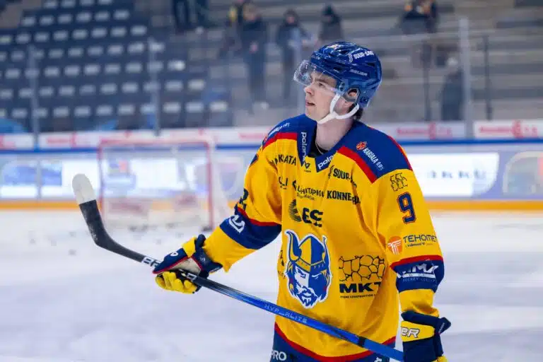 SM-liigaseura pisti pelaajansa pihalle