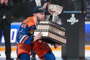 Tapparan kapteeni kertoi Atleetille erikoisen tarinan Oivariini-rasiasta Tapparan kapteeni kertoi Atleetille erikoisen tarinan Oivariini-rasiasta