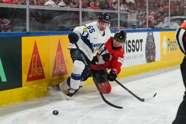 Leijonat-legenda jahtaa jo kolmatta maailmanmestaruutta – ”Halli täynnä ja hirveä mekkala”