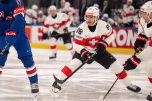 Sveitsin 38-vuotias kumiukko pysäytti USA:n – joukkuekaveri hämmästeli hänen NHL-faktaansa