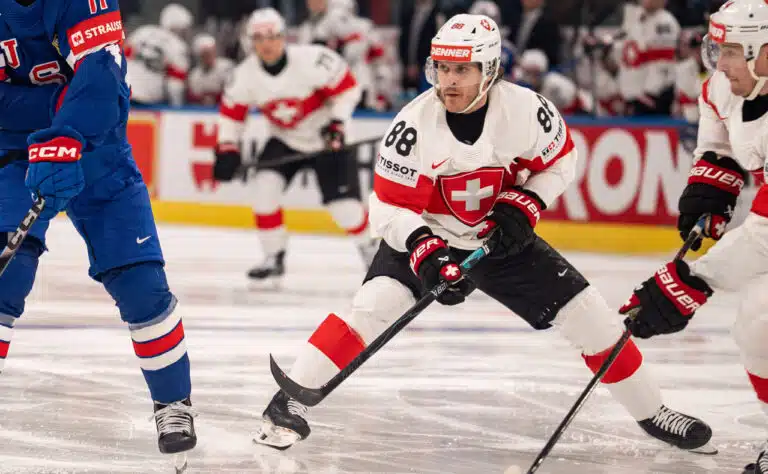 Sveitsin 38-vuotias kumiukko pysäytti USA:n – joukkuekaveri hämmästeli hänen NHL-faktaansa