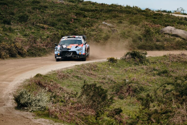 Hyundaille viimein nappionnistuminen MM-rallissa, Juha Kankkusella vakava ilme