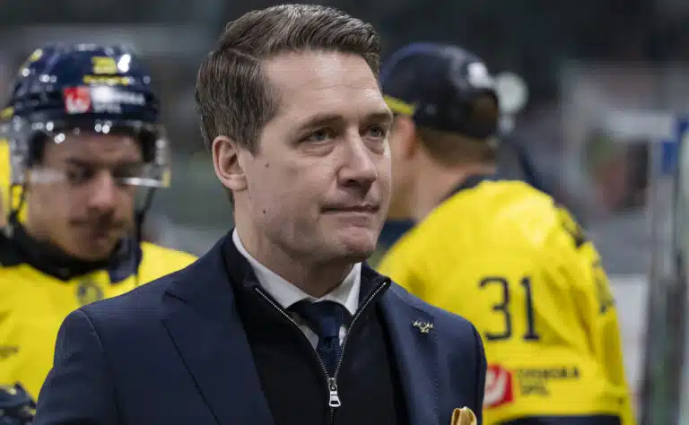 Tre Kronorin päävalmentaja Sam Hallamia moukaroidaan länsinaapurissa – ”Ei pitänyt saada valmentaa” Tre Kronorin päävalmentaja Sam Hallamia moukaroidaan länsinaapurissa – ”Ei pitänyt saada valmentaa”