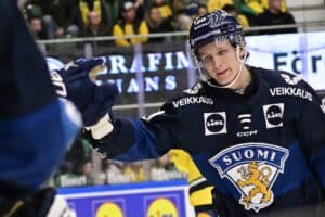 Leijonat raatelee Tre Kronoria oikein olan takaa