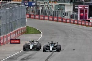 Upea F1-taistelu päättyi – George Russell keskeytti
