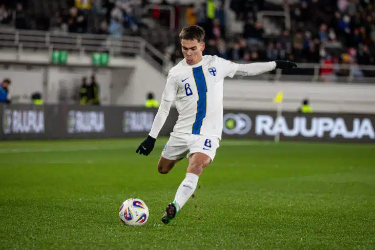 Huuhkajat-tähti siirtyy supertähtien seurakaveriksi
