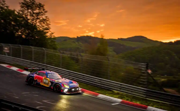 Max Verstappenin voittohaaveet romahtivat legendaarisessa kilpailussa
