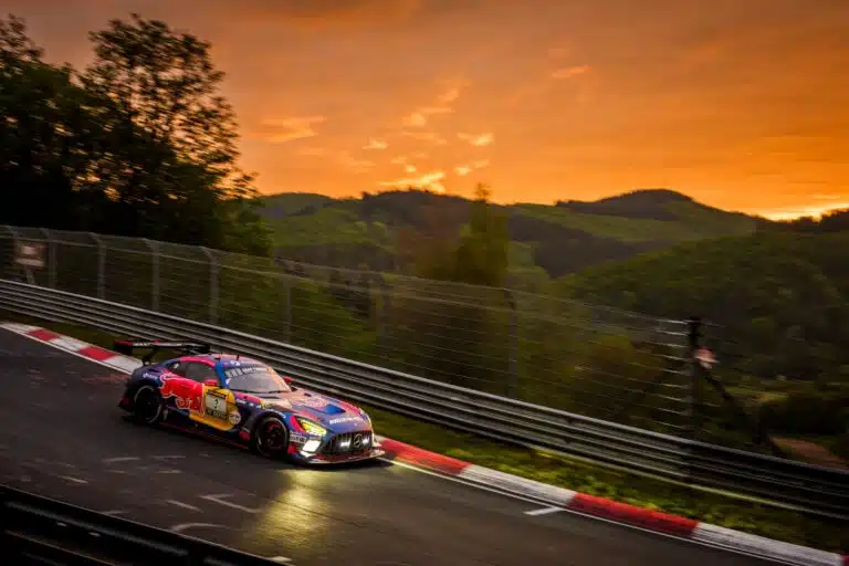 Max Verstappenin voittohaaveet romahtivat legendaarisessa kilpailussa