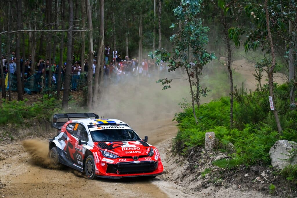 EK3: Portugalin MM-ralli etenee Toyotan komennossa - suuri muutos on kuitenkin tapahtunut EK3: Portugalin MM-ralli etenee Toyotan komennossa – suuri muutos on kuitenkin tapahtunut