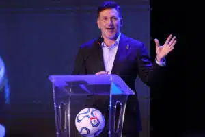 FIFA skandaalin pyörteissä MM-kisojen alla – futispomoa epäillään törkeästä korruptiosta