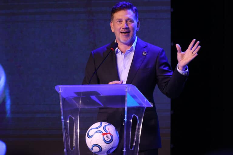 FIFA skandaalin pyörteissä MM-kisojen alla – futispomoa epäillään törkeästä korruptiosta