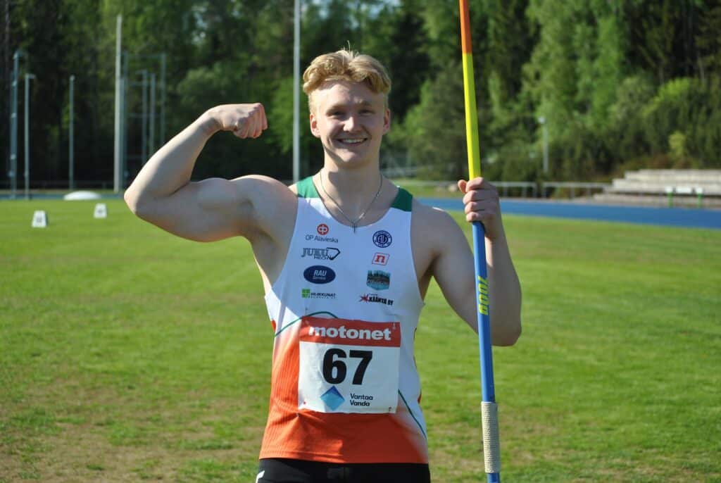 Suomalainen keihäänheittäjä: epävirallinen maailmanennätys Suomalainen keihäänheittäjä: epävirallinen maailmanennätys