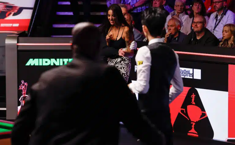 Aikuisviihdetähti aiheutti hämmennystä snookerin MM-finaalissa