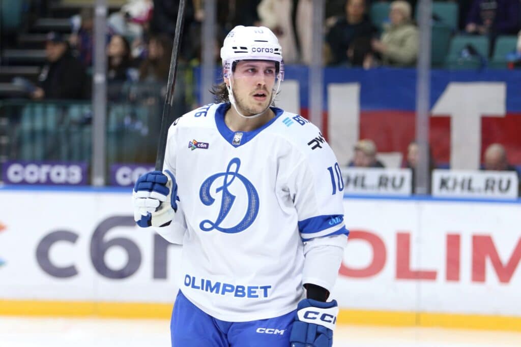 Moskovasta kajahti jättimäinen siirto juhannuksena - entinen NHL-pelaaja jatkaa kyseenalaista retkeään Moskovasta kajahti jättimäinen siirto juhannuksena – entinen NHL-pelaaja jatkaa kyseenalaista retkeään