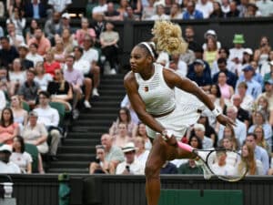 Serena Williams palasi tenniskentille – paluuottelusta muodostui uskomaton trilleri