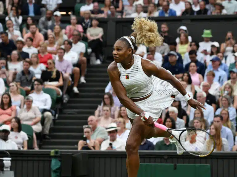 Serena Williams palasi tenniskentille – paluuottelusta muodostui uskomaton trilleri