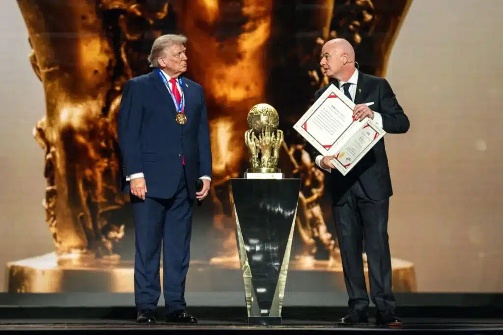 Donald Trumpin MM-kisoja uhkaa nolo katastrofi - näin koko korttitalo on romahtanut Donald Trumpin MM-kisoja uhkaa nolo katastrofi – näin koko korttitalo on romahtanut