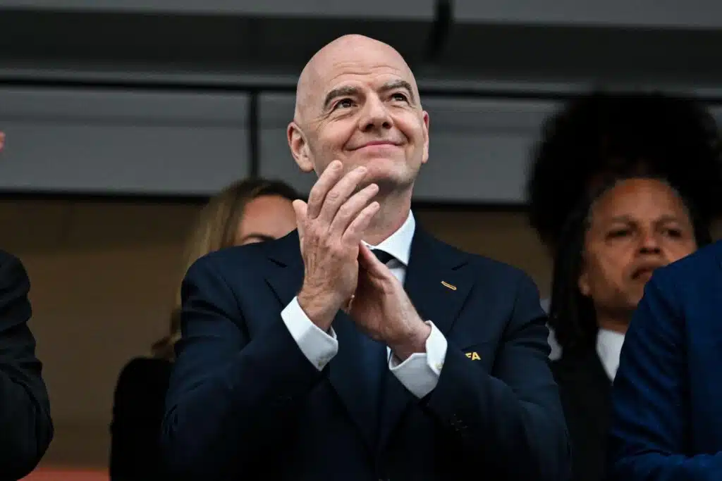 Gianni Infantino marssi Iranin pukukoppiin – sitten tuli erikoinen heitto Gianni Infantino marssi Iranin pukukoppiin – sitten tuli erikoinen heitto